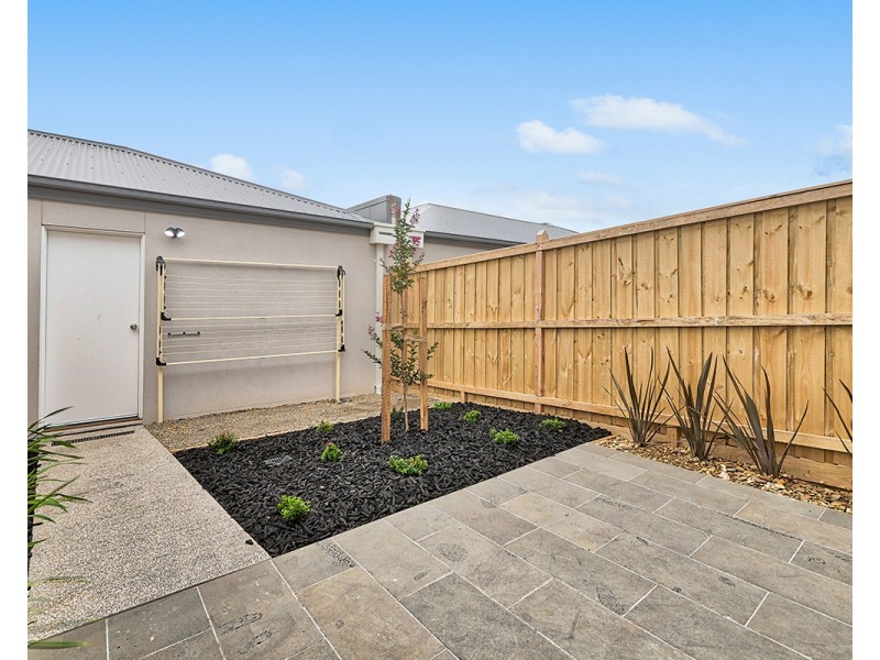 10 Hacienda Lane, Clyde North VIC 3978