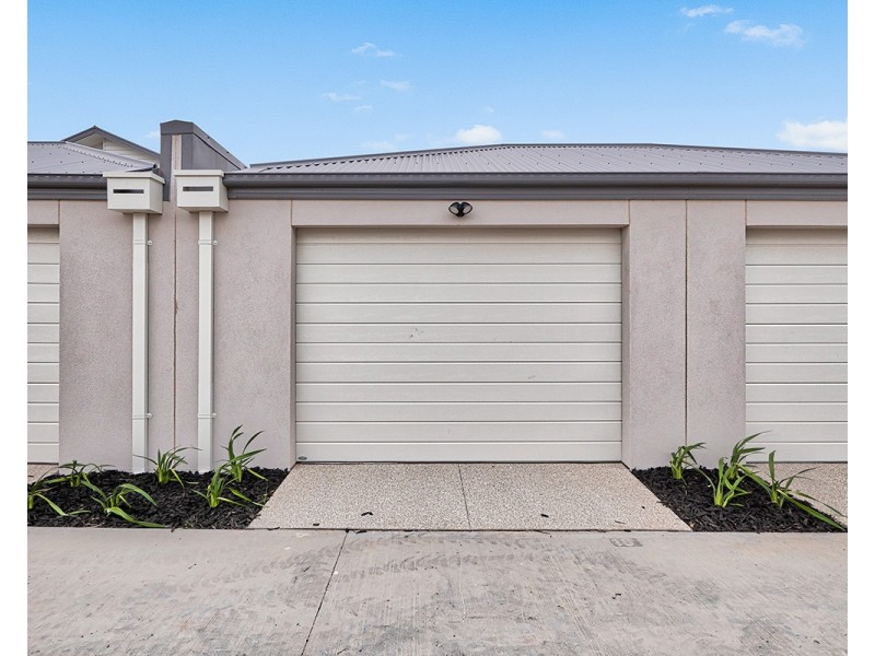 10 Hacienda Lane, Clyde North VIC 3978