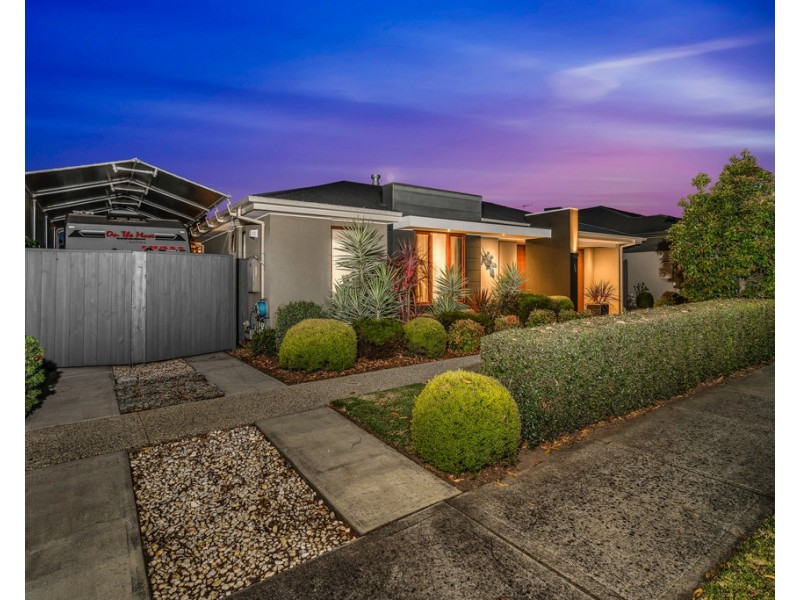 18 Nature Circuit, Cranbourne North VIC 3977
