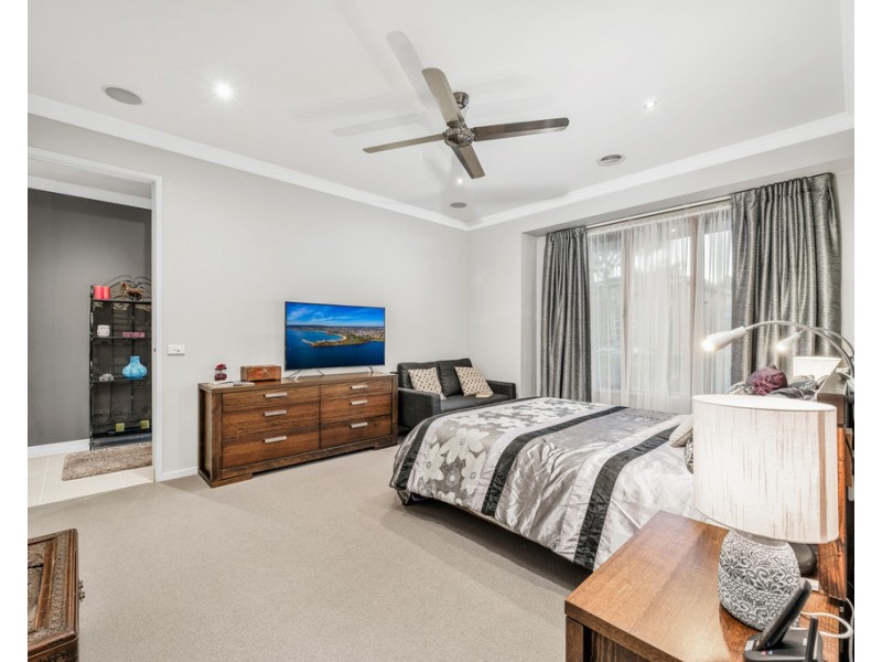 18 Nature Circuit, Cranbourne North VIC 3977