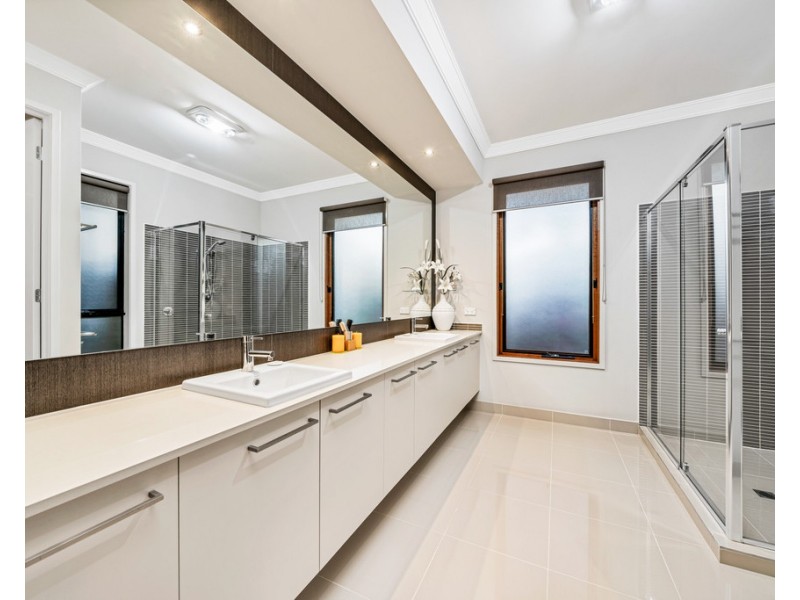 18 Nature Circuit, Cranbourne North VIC 3977