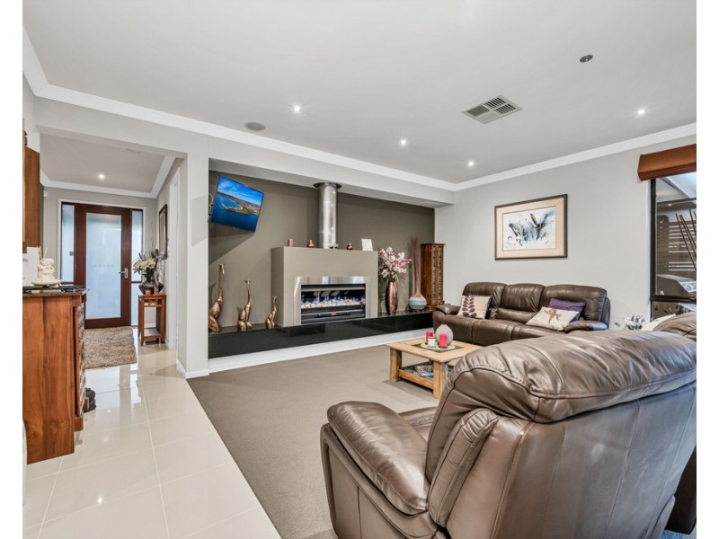 18 Nature Circuit, Cranbourne North VIC 3977