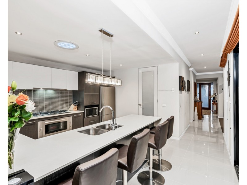 18 Nature Circuit, Cranbourne North VIC 3977