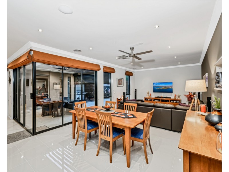 18 Nature Circuit, Cranbourne North VIC 3977