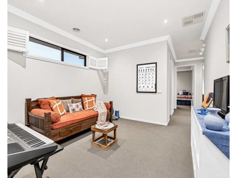 18 Nature Circuit, Cranbourne North VIC 3977