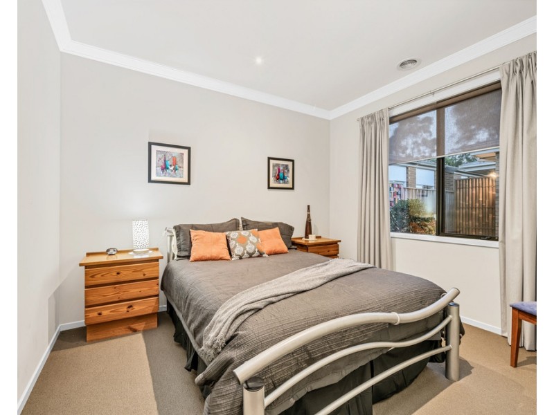 18 Nature Circuit, Cranbourne North VIC 3977