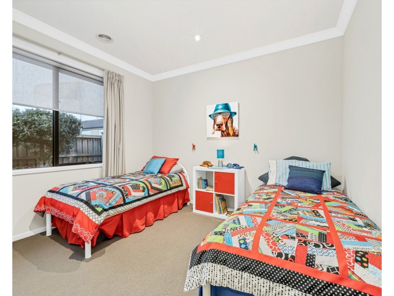 18 Nature Circuit, Cranbourne North VIC 3977