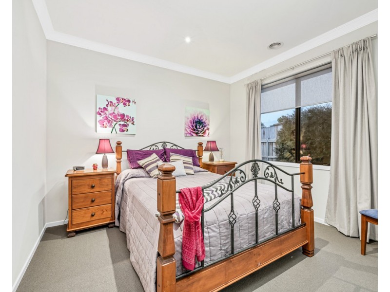 18 Nature Circuit, Cranbourne North VIC 3977