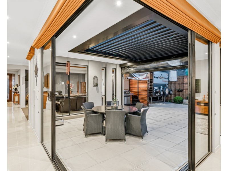 18 Nature Circuit, Cranbourne North VIC 3977