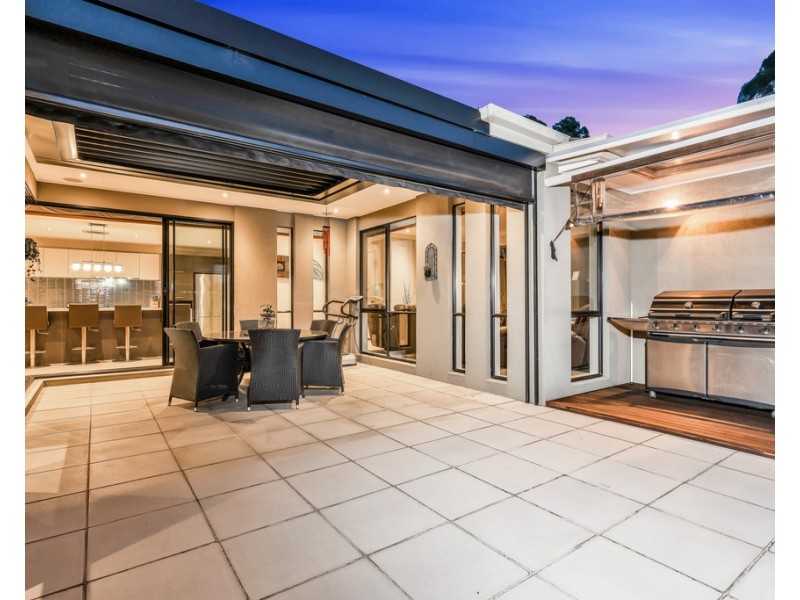 18 Nature Circuit, Cranbourne North VIC 3977