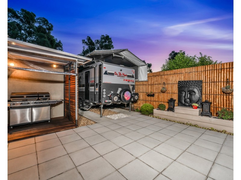 18 Nature Circuit, Cranbourne North VIC 3977