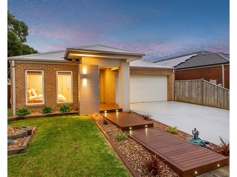2 Bradshaw Way, Cranbourne East VIC 3977