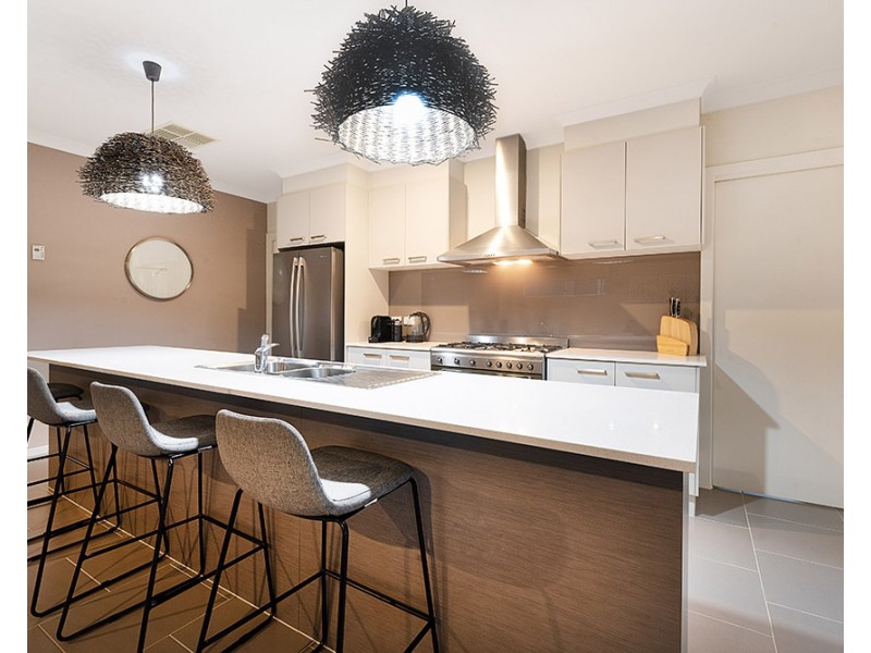 2 Bradshaw Way, Cranbourne East VIC 3977