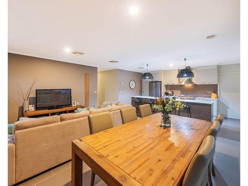 2 Bradshaw Way, Cranbourne East VIC 3977