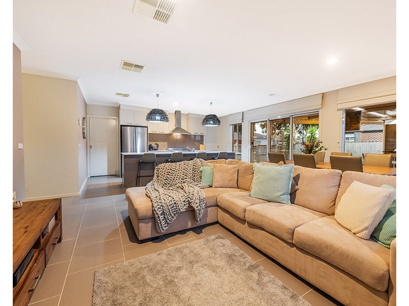 2 Bradshaw Way, Cranbourne East VIC 3977