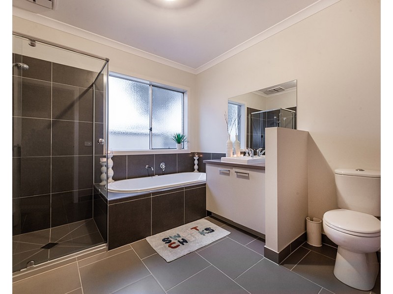 2 Bradshaw Way, Cranbourne East VIC 3977