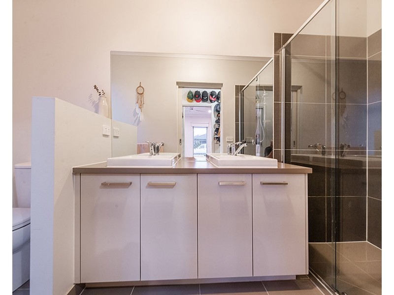 2 Bradshaw Way, Cranbourne East VIC 3977