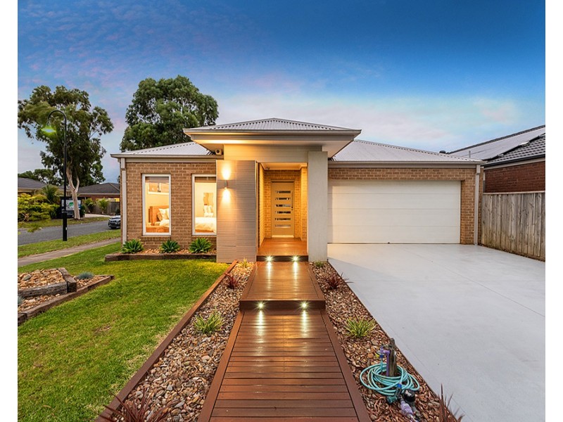 2 Bradshaw Way, Cranbourne East VIC 3977