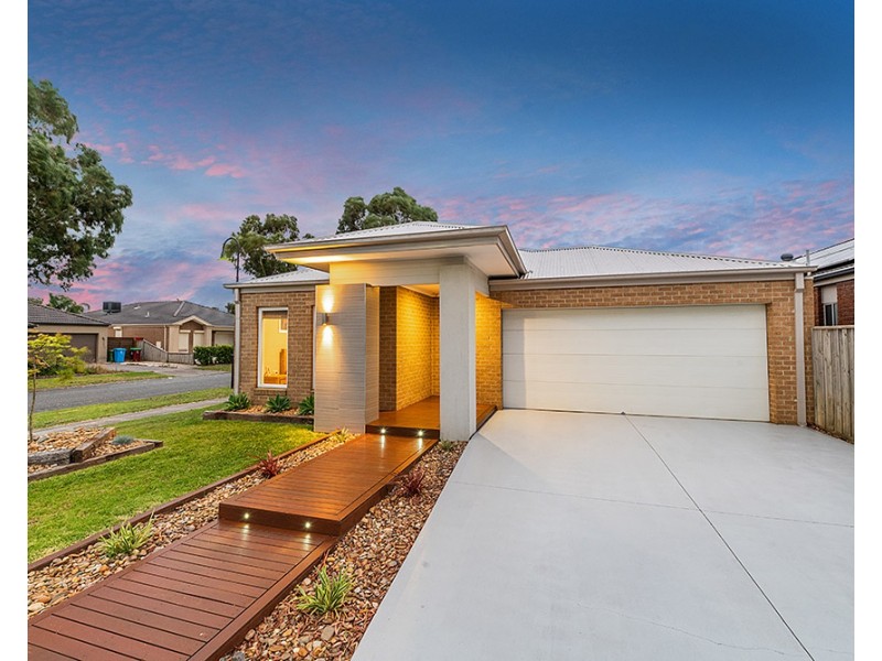 2 Bradshaw Way, Cranbourne East VIC 3977