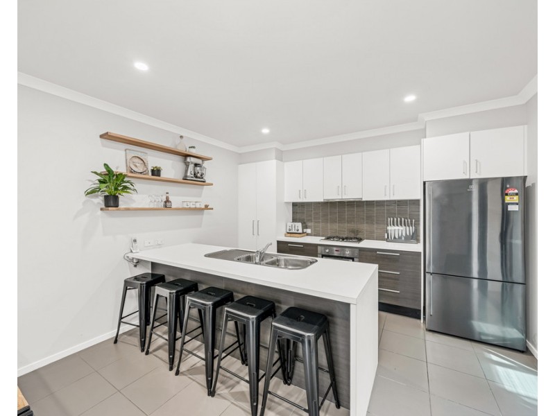 31 Rush Lily Drive, Officer VIC 3809