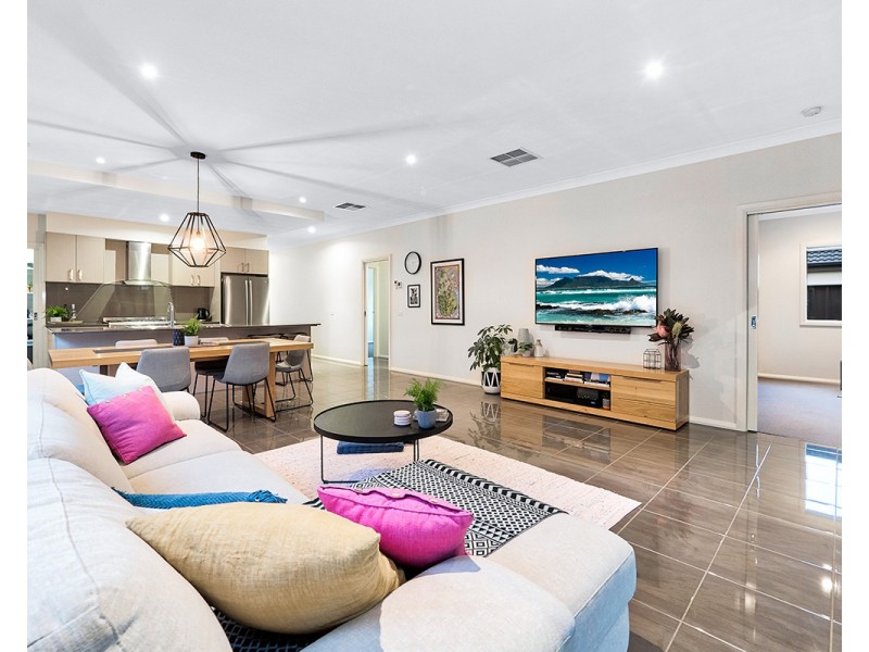 61 Burford Way, Cranbourne North VIC 3977