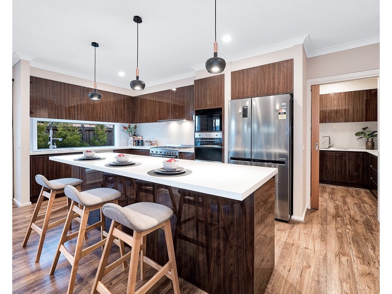 33 Springbrook Drive, Clyde North VIC 3978