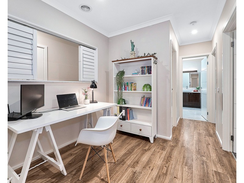 33 Springbrook Drive, Clyde North VIC 3978