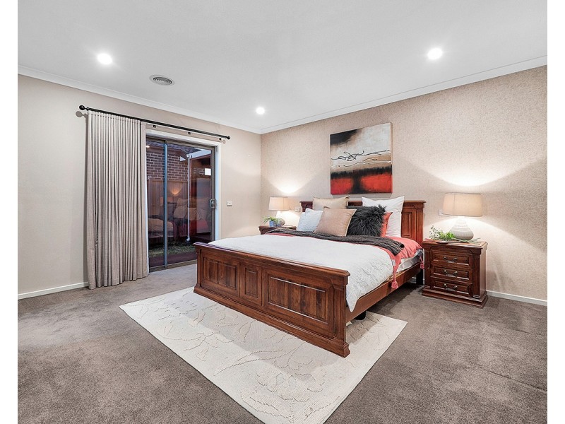 33 Springbrook Drive, Clyde North VIC 3978