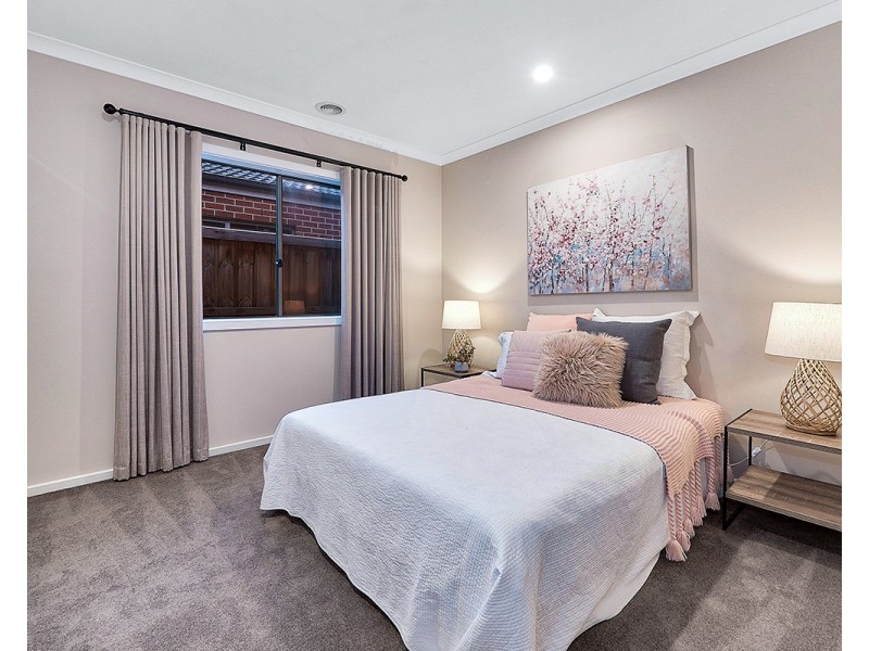 33 Springbrook Drive, Clyde North VIC 3978