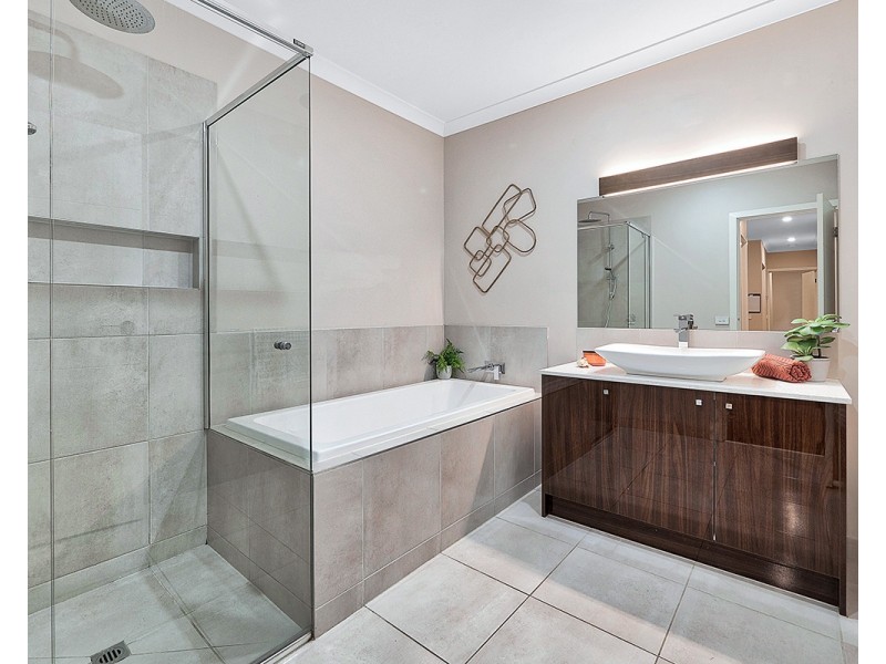 33 Springbrook Drive, Clyde North VIC 3978