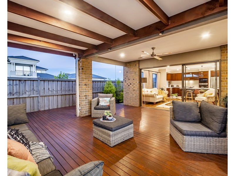 33 Springbrook Drive, Clyde North VIC 3978