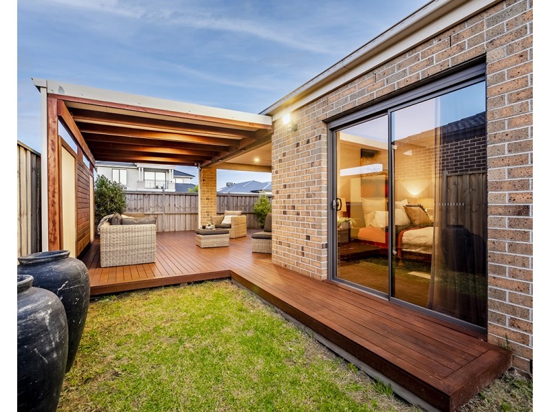 33 Springbrook Drive, Clyde North VIC 3978