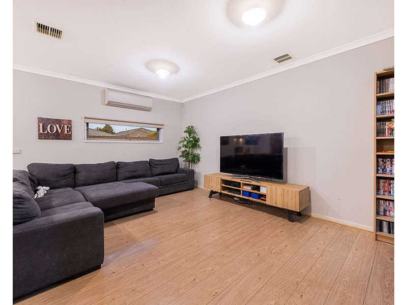 2 Jolly Street, Cranbourne East VIC 3977