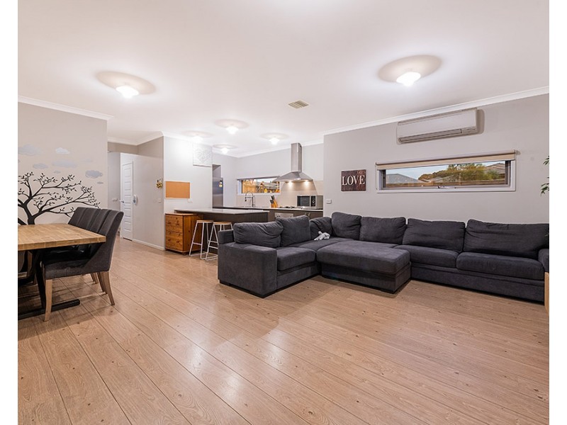 2 Jolly Street, Cranbourne East VIC 3977