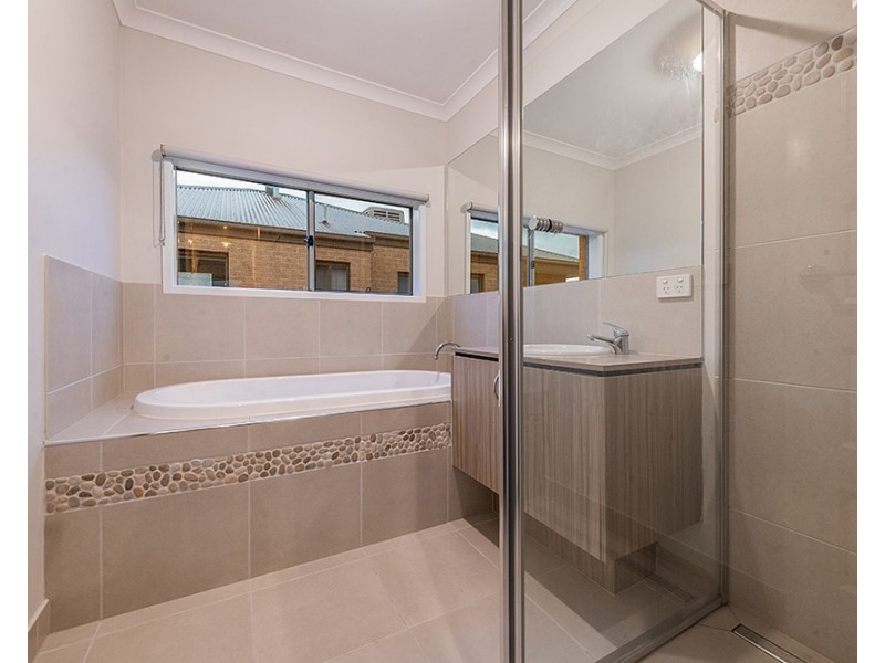 2 Jolly Street, Cranbourne East VIC 3977
