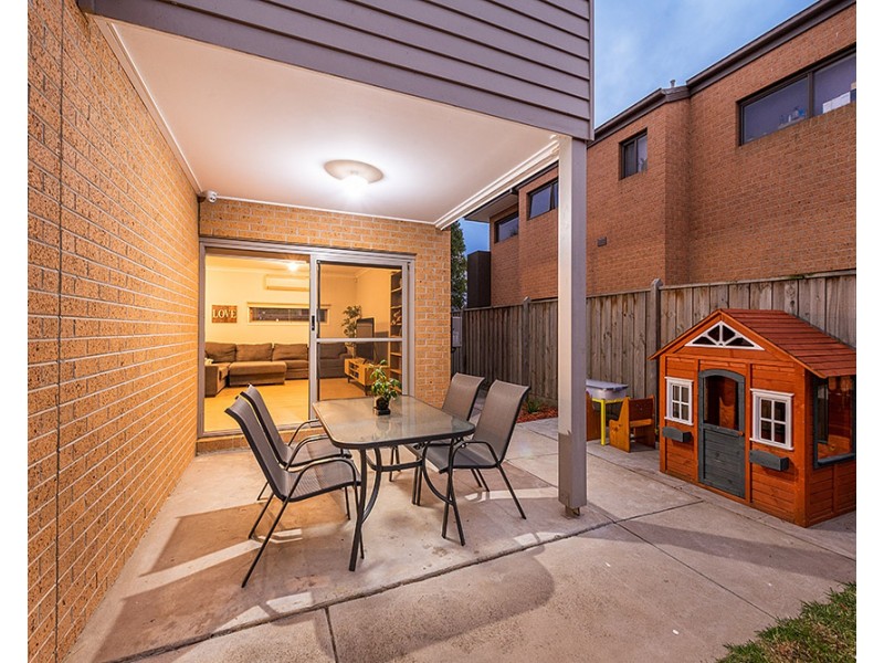 2 Jolly Street, Cranbourne East VIC 3977