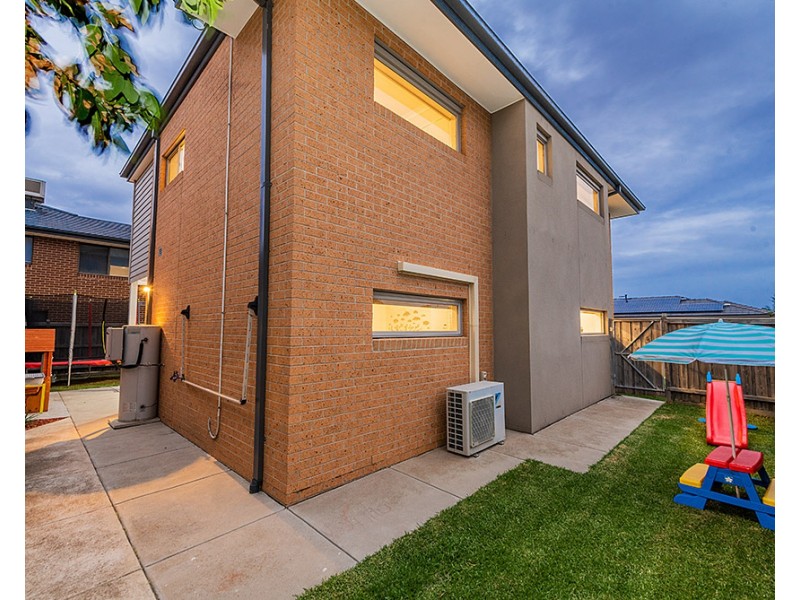 2 Jolly Street, Cranbourne East VIC 3977