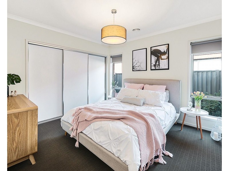 4 Stonebank Grove, Cranbourne East VIC 3977