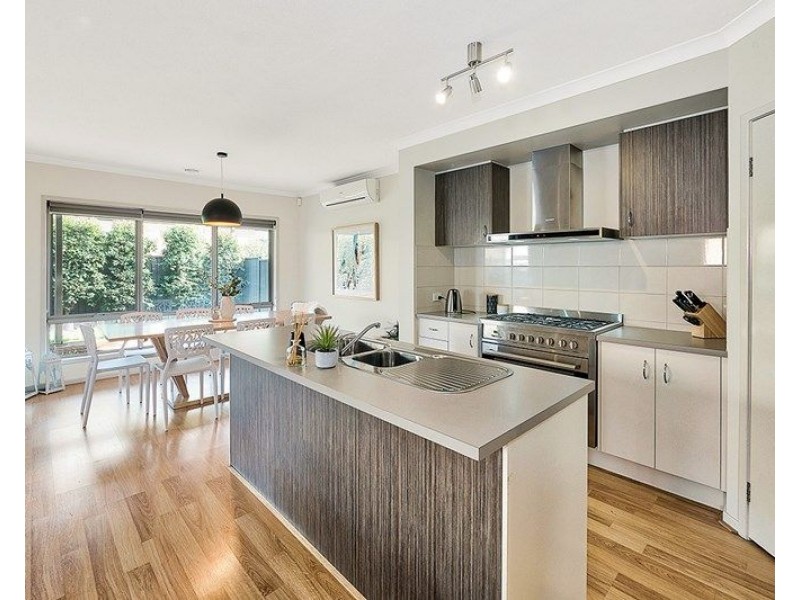 4 Stonebank Grove, Cranbourne East VIC 3977