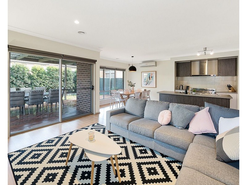 4 Stonebank Grove, Cranbourne East VIC 3977