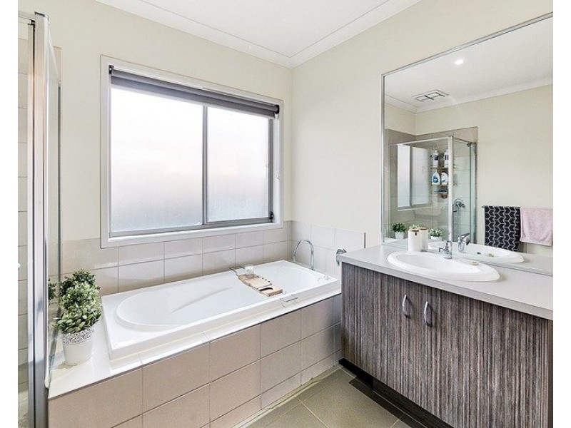 4 Stonebank Grove, Cranbourne East VIC 3977