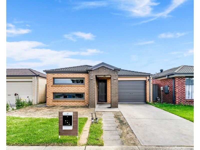 17 Challenger Circuit, Cranbourne East VIC 3977