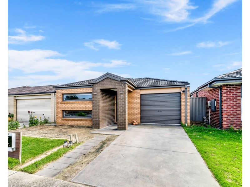 17 Challenger Circuit, Cranbourne East VIC 3977