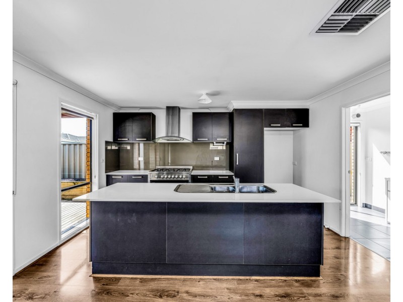 17 Challenger Circuit, Cranbourne East VIC 3977
