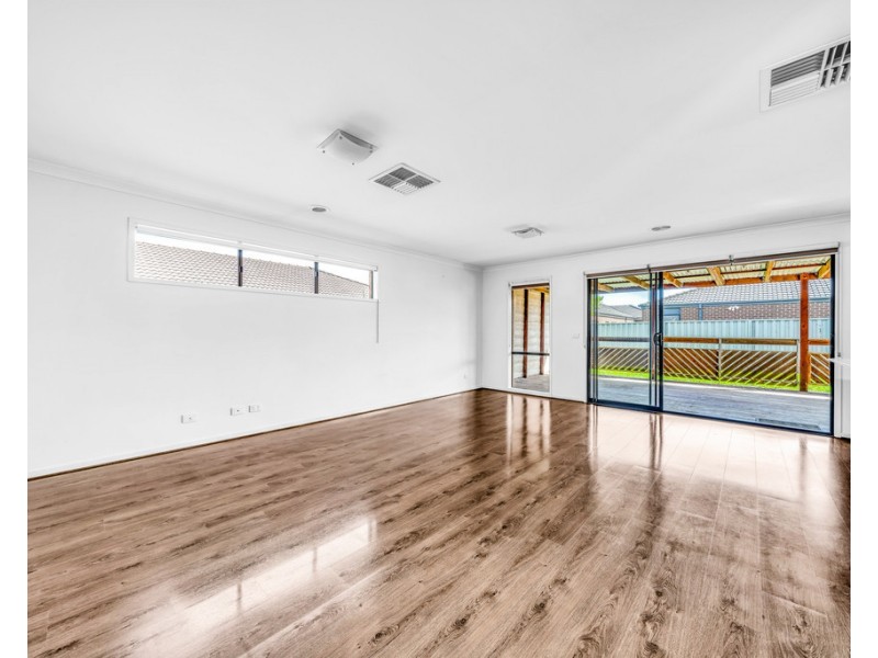 17 Challenger Circuit, Cranbourne East VIC 3977