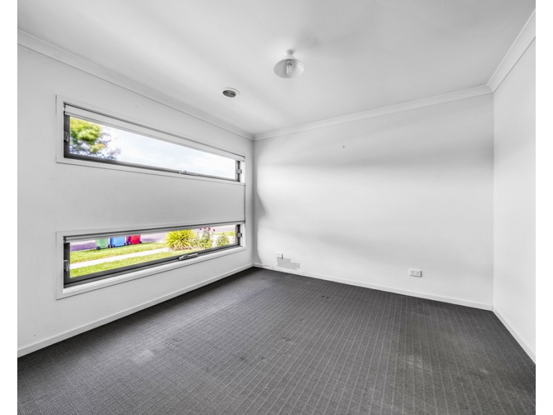 17 Challenger Circuit, Cranbourne East VIC 3977