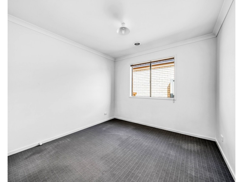 17 Challenger Circuit, Cranbourne East VIC 3977