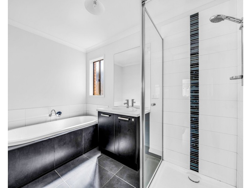 17 Challenger Circuit, Cranbourne East VIC 3977