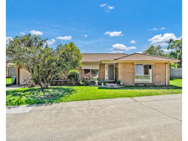 1/4 Blueberry Close, Cranbourne North VIC 3977