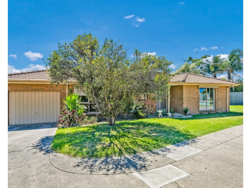 1/4 Blueberry Close, Cranbourne North VIC 3977
